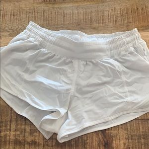 lululemon hotty hot shorts 2.5”